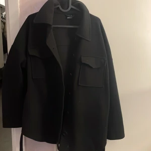 KAPPA STORLEK S - Kappa från Gina tricot i storlek S Använd 5/6 gånger, inga skador eller liknande på kappan. Säljer pågrund av att jag har köpt en ny