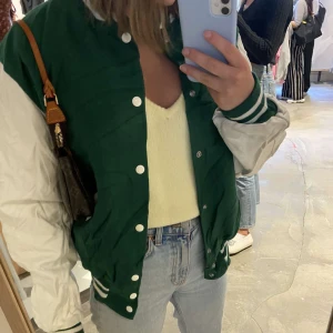 Collegejacka  - Säljer min jätte balla collegejacka! Den är köpt second hand och går ej att få tag i någon annan stans. Den är använd några gånger av mig och är fortfarande i väldigt fint skick. Ärmarna på jackan är även i äkta läder!