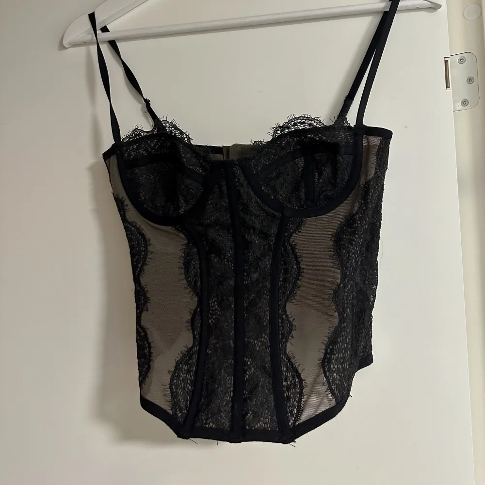 Sjukt fin corset topp från Urban outfitters❣️❣️ Original pris ca 600 kr Använd cirka 2-3 gånger ((köp direkt för 400)). Toppar.