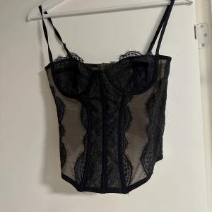 Sjukt fin corset topp från Urban outfitters❣️❣️ Original pris ca 600 kr Använd cirka 2-3 gånger ((köp direkt för 400))