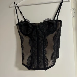Corset top - Sjukt fin corset topp från Urban outfitters❣️❣️ Original pris ca 600 kr Använd cirka 2-3 gånger ((köp direkt för 400))