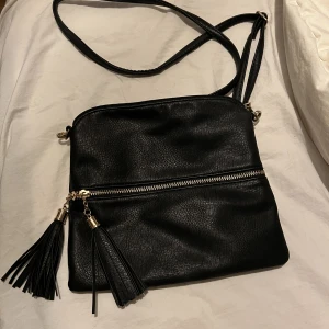 Svart handväska  - Svart handväska fint skick med blixtlås 