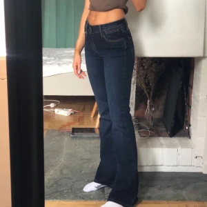 Lågmidjade zara jeans  - Säljer mina zara jeans. Köpta förra året och sällan använda💕 ( lånade bilder ) köparen står för frakten