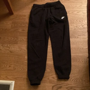 Mjukisbyxor  - Svarta Nike stl S mjukisbyxor. Säljer pga för små för mig, jag är 171 cm.  