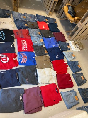 BULK sweats and Levis jeans - Hör av er om ni vill köpa bulk så kan vi komma fram med ett bra pris. Kan även sälja vissa plagg styckvis! Ca 50 plagg ta allt för 8000kr