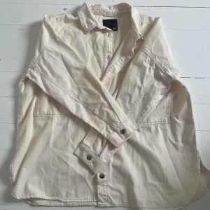 Jeansjacka  - Fin beige jeansjacka från Lager 157. Endast använd 1 gång men passade inte min stil riktgit. Tunnt och skönt material till våren. Storlek L/XL. Pris kan diskuteras 