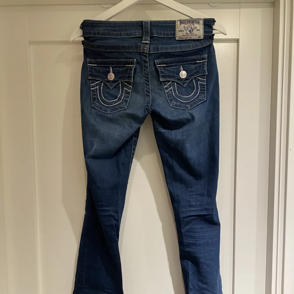 Blå jeans i bootcut och low waist model från True Religion. Väldigt sköna och stretchiga. Storlek 25. Perfekt längd på mig som är 165cm lång. . Jeans & Byxor.