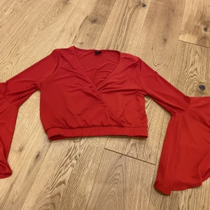 Urringad party tröja - En urringad party tröja aldrig använd storlek L 