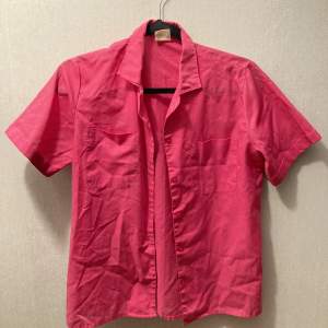 Superfin rosa skjorta i lite kortare modell, äkta retro och i jättefint skick 🥰 säljes pga passar mig inte längre tyvärr 🥲 hör av er för fler bilder eller vid frågor!