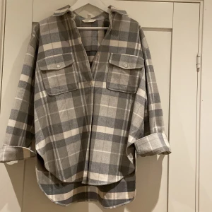 Oversized rutig flanell skjorta strl S - Säljer dotterns rutiga oversized rutiga flanellskjorta från H&M. Nyskick.