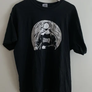 T-shirt - T-shirt från en konsert jag köpte för länge sedan, väldigt skön! Sitter bra oversized på mig som är en S :)