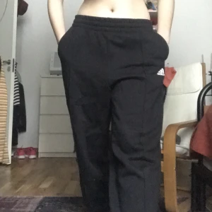 Adidas byxor  - Bra kvalitet Adidas byxor super fina och har aldrig kommit till användning 💖
