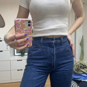 Så coola jeans köpta på en secondhandbutik i Frankrike, därav brist på märke och storlek💙🫶 För referens är jag 170cm och brukar ha cirka 26 i midjan och S i storlek🥰