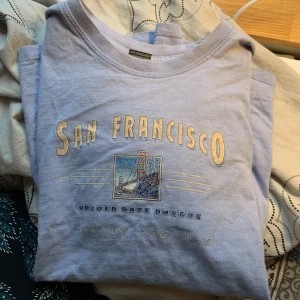 Ljusblå t-shirt - Står att det är strl XL barnstorlek, men den sitter som en S/M på mig som i vanliga fall har S. Köp på plick, men har inte använt den. Fint skick. Frakt tillkommer.