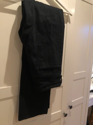 lågmidjade jeans - svarta jeans låg/mid waist från zara, stirlek 38 men de är som 36, köpare står för frakt