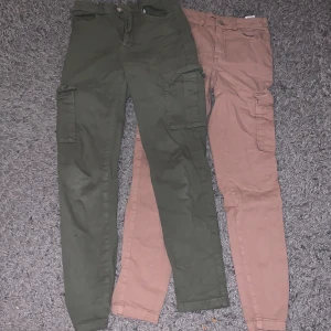 Cargo byxor  - Säljer dessa två par för 100kr om man bara vill ha en av dem så kan jag ge dem för 60kr, båda är i samma storlek 