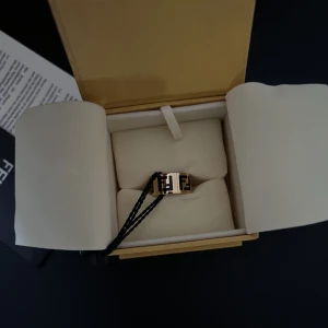 FENDI ring - Oanvänd med taggar, box och påse kvar. Säljs då den var för liten och det har gått för lång tid för att returnera. Kvitto/orderbekräftelse finns. Köptes för 2865kr.