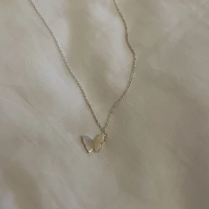 Silverhalsband  - Säljer detta superfina halsbandet från Guldfynd i äkta silver🤍 Originalpris 229kr🤍 Helt oanvänt, säljer pga använder inte silversmycken🤍