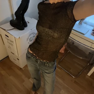 Meschtopp svart/guld - Svart guldglittrig meshtopp med Colins upptill och nertill. Chiquelle stl XS. Frakt 54kr spårbart❣️