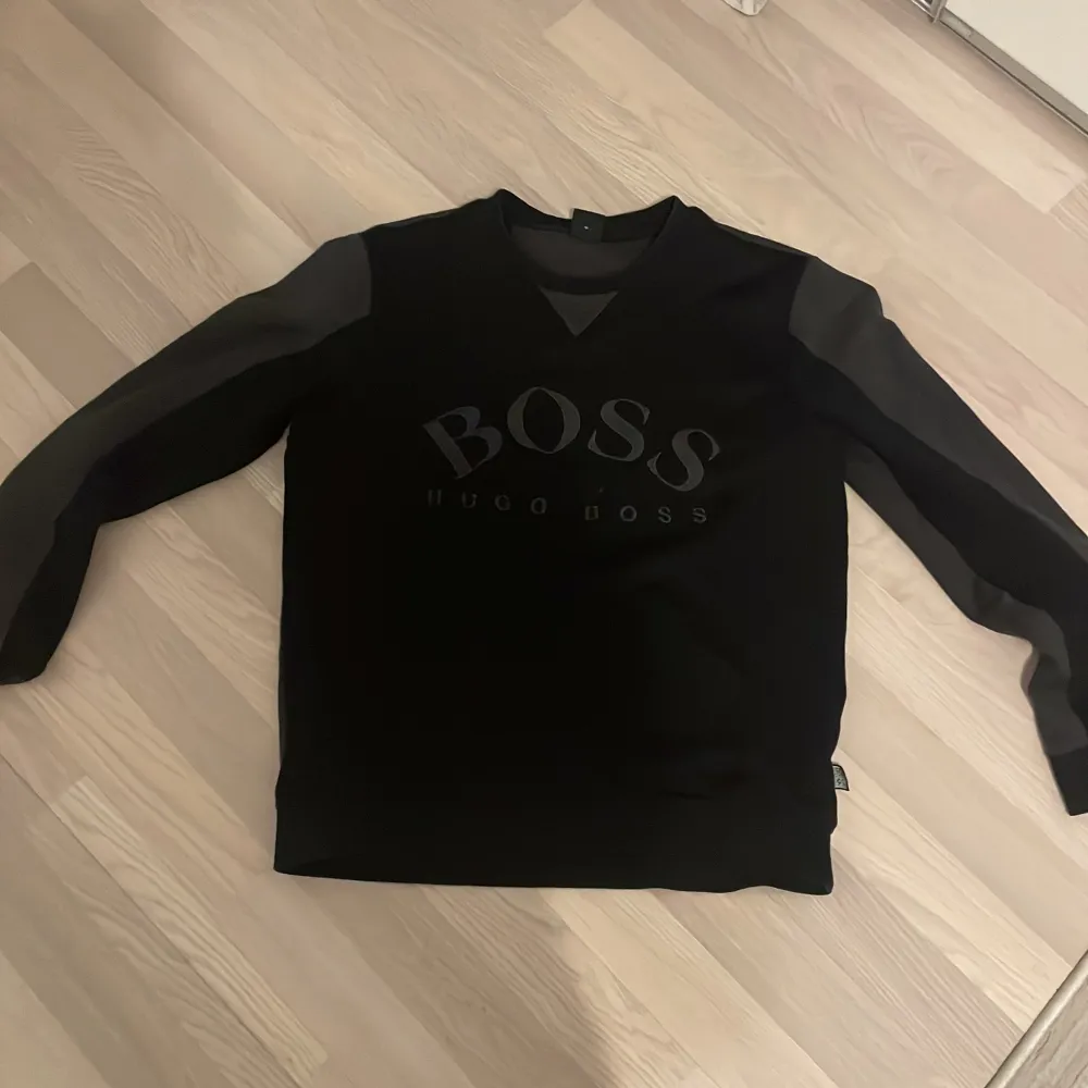 En jätte fin och bekväm Hugo boss hoodie som är i jätte bra skick säljer den för att jag inte får någon användning av den så jag säljer den för ett bra pris den är köpt för 1300kr. . Muu.