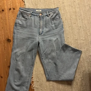 Jeans  - Jeans ifrån wrangler i modellen west. Storlek 29/32. Ljus tvätt! Ordinarie pris 900kr Säljer pga inte använder längre!  Köparen står för frakten! 