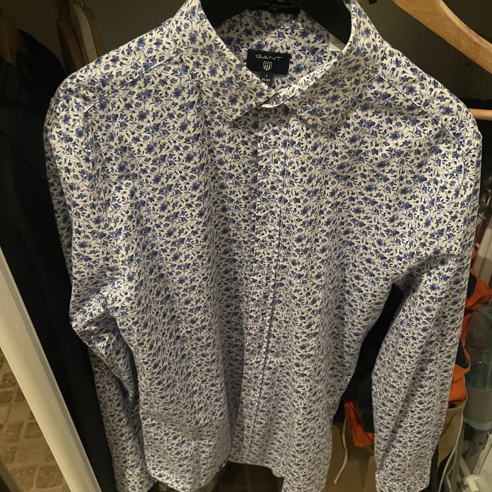 Skjorta från Gant, blommigt mönster, bra skick, använd några gånger.. Skjortor.
