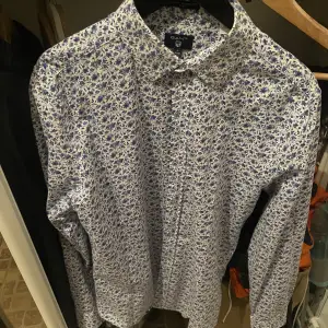 Skjorta från Gant, blommigt mönster, bra skick, använd några gånger.