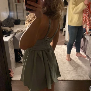 Grön klänning  - Superfin grön klänning, aldrig använd!