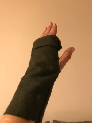 Handledsvärmare/torgvantar - Handledsvärmare/torgvantar i 100% ull  Mörkgröna  Använd en gång men de blir liggande så bättre att någon annan kan ha nytta av dom.  
