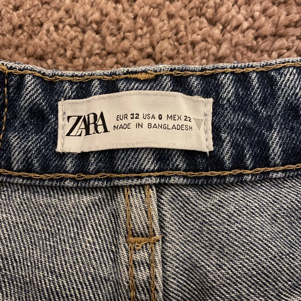 Har bestämt mig för att sälja dessa superfina blåa straight, midrise, full length jeans från zara. Använda fåtal gånger och säljer på grund av för lite användning. Nypris 359kr ❤️❤️❤️  Frakt ingår ej🥰. Jeans & Byxor.