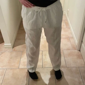 Linnebyxor - Säljer ett par jättefina linnebyxor, från hm. Köpte på plick, men tyckte inte de passade mig, därför säljer jag vidare. Skriv privat vid frågor🙌💕