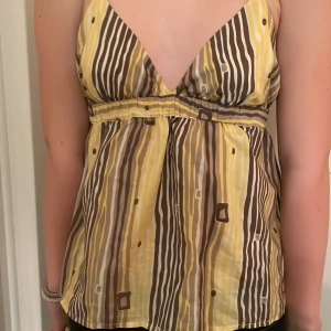 Fin topp från Filippa k - Säljer en jätte fin tröja från filippa k i bra skick med lappen kvar. Stl xs. Om ni vill ha fler bilder så skriv då💕Ordinarie pris är 900 men säljer för 300 till en början. 💕startar  kanske butgivning om ett tag💕