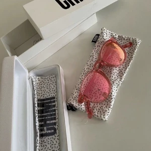 Chimi solglasögon  - Chimi solglasögon i färgen guava. Modell 002 och med spegelglas. Så fina på men kommer tyvärr inte till användning. Endast använd fåtal gånger och i mycket bra skick! Nypris ca 1200kr 🤍