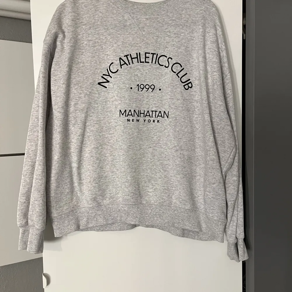 En grå tröja, använd fåtal gånger stl M  . Tröjor & Koftor.