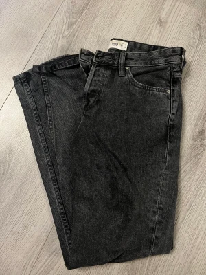 Grå jeans - Knapp använda 