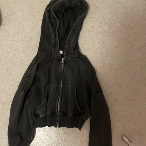 Svart cropped hoodie - Säljer min sköna croppade hoodie som jag inte längre använder! Jag har använt den ca 4 gånger vilket innebär att den är i gott skick. Materialet är superskönt! 