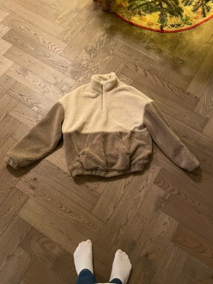 Hoodie från Zara  - Tröjan är nästan aldrig använd och är i super mysig och snygg! Köpt för 500kr