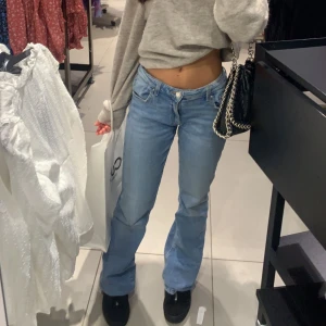Lågmidjade jeans  - Lågmidjade jeans från Gina-barnavdelningen. Dom har justerbaraband i midjan. Köpta för någon månad sen ord pris- 299kr. Min normal st är 32-34❣️