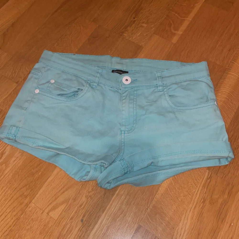 Blåa low waist jeansshorts. Storlek 170, men sitter som S. Flera år gamla men har används ytterst lite . Shorts.