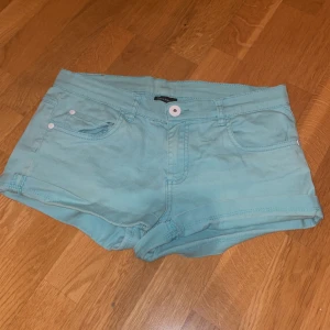 Jeansshorts - Blåa low waist jeansshorts. Storlek 170, men sitter som S. Flera år gamla men har används ytterst lite 