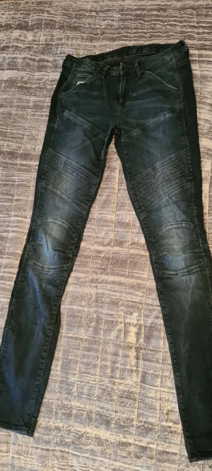 G-star - G-star bikerjeans. Använda 2 gånger. Marinblåa något stentvättade. 1499 kr i nypris. Storlek 27 i midja och 32 i längden.