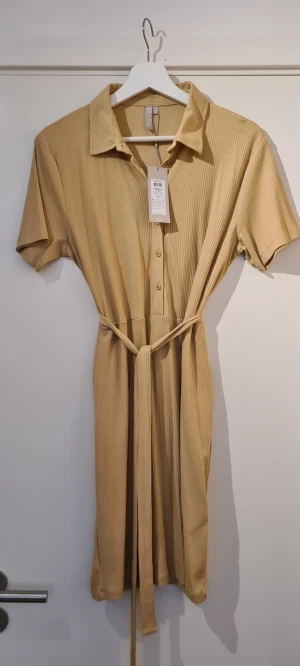 Klänning - 2 likadana klänningar i två olika färger. Storlek large. Prislappar kvar. Säljes för 125 kr styck.