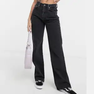 Aldrig använt. 90-talsinspirerad gubbmodell.  Extremt snygga svarta jeans. Får även fin form på kroppen.   