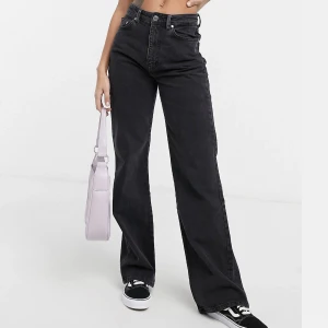 90s jeans  - Aldrig använt. 90-talsinspirerad gubbmodell.  Extremt snygga svarta jeans. Får även fin form på kroppen.   