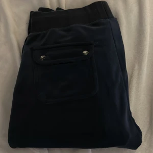 Juicy byxor - Blåa jättefina juicy byxor som inte kommer till användning längre i storlek XS🥰Det är en sån silver grej på ena snöret som fattas men inget man ser❣️(pris kan diskuteras)