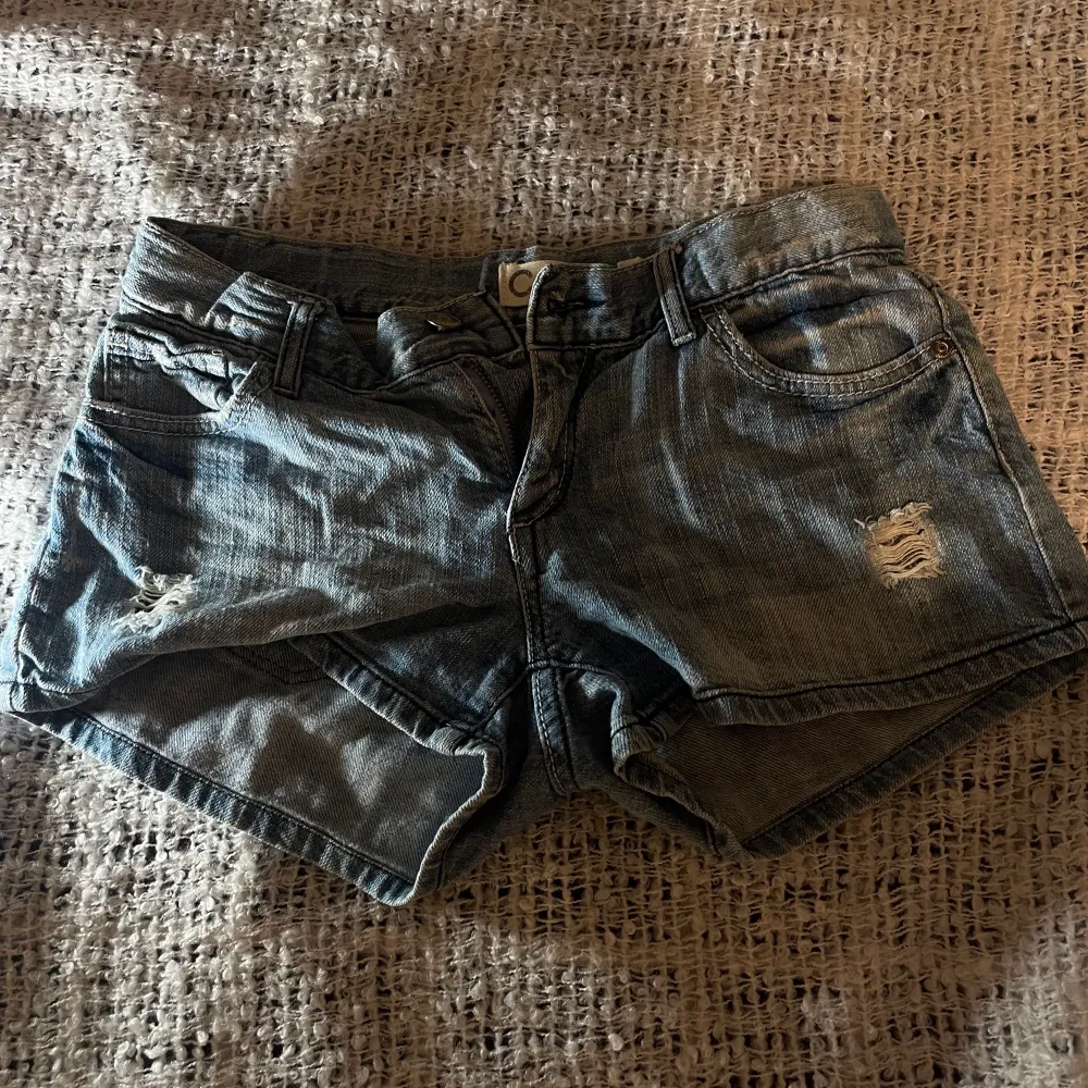 Jag har aldrig använt dom här shortsen pga att de är förstora för mig. Materialet är bekvämt för att vara ett par low Rise shorts. Passar väldigt bra för sommar!. Shorts.