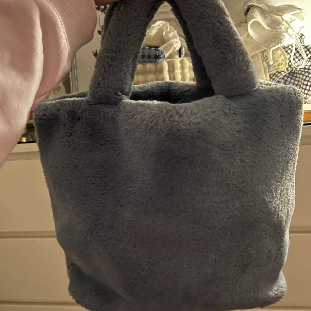 Säljer nu min älskade pälsväska från na-kd! Flitigt använd men har trots det inga defekter! En väska som klarar allt i både vått å torrt med andra ord 🥰 RYMLIG ❣️ säljer då jag köpt en ny väska i samma storlek!. Väskor.