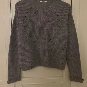 Jag säljer denna grå stickade tröjan i storlek M😊 Skick: 9/10