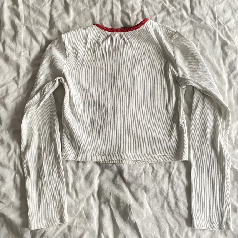 croppd tröja från bershka i vit och rött. materialet är stretchigt. storleken är M men passar som XS/S. köparen står för frakt. 💗. Tröjor & Koftor.