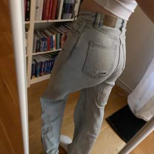 Ljusblå jeans från Monki i modellen Yoko, men hål i höger bakficka🤭 nån vänsterhänt som vill ha? De är också avklippa i benen ( jag är 169)